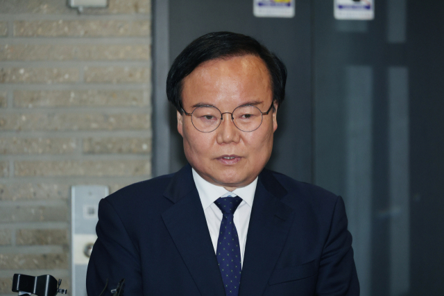 각종 설화와 논란을 일으킨 국민의힘 김재원 최고위원이 8일 오후 서울 여의도 국민의힘 당사에서 열린 중앙윤리위원회에서 소명을 마친 뒤 취재진의 질문에 답하고 있다. 윤리위는 이날 3차 회의를 열고 김재원·태영호 최고위원의 소명을 들은 후 최종 징계 수위를 정한다. 김 최고위원은 