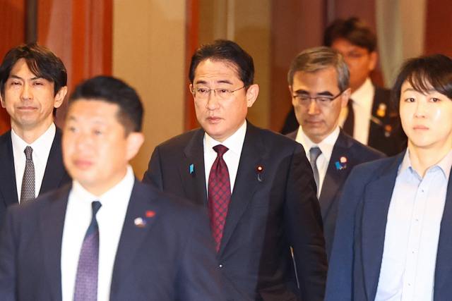 기시다 후미오 일본 총리가 8일 오전 서울 시내 한 호텔에서 경제6단체장 면담을 마치고 회의장을 떠나고 있다. 연합뉴스