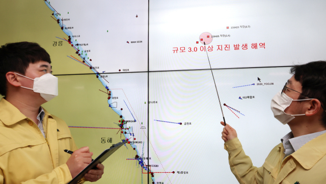지난달 26일 낮 12시 강원 동해시 북동쪽 52km 해역에서 규모 2.0의 지진이 발생했다고 기상청이 밝혔다. 이 해역에서는 지난 23일 0시 52분 규모 1.7 지진이 발생한 후 현재까지 규모 2.0 미만 미소지진까지 포함해 총 18차례 지진이 관측됐다. 연합뉴스