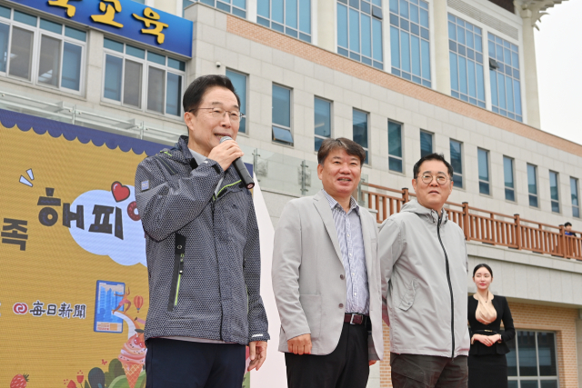 임종식 경북도교육감(왼쪽부터)과 이재혁 경북개발공사 사장, 배성훈 매일신문 경북본사장이 지난 7일 경북교육청과 경북도청 신도시에서 열린