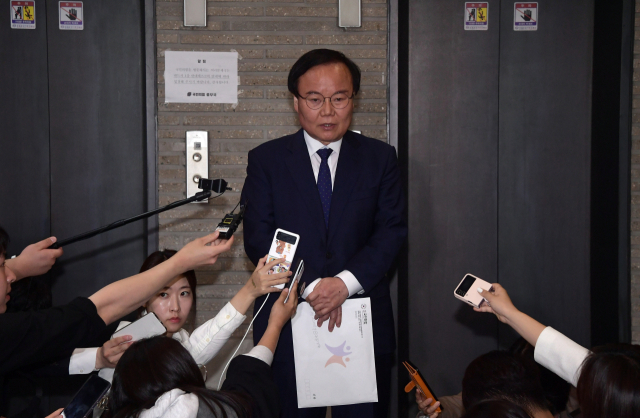 각종 설화와 논란을 일으킨 국민의힘 김재원 최고위원이 8일 오후 서울 여의도 국민의힘 당사에서 열린 중앙윤리위원회에서 소명을 마친 뒤 취재진의 질문에 답하고 있다. 연합뉴스