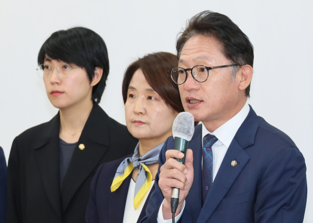 9일 국회에서 열린 정의당 의원총회에서 새 원내대표로 선출된 배진교 의원이 취임사를 하고 있다. 왼쪽부터 장혜영 의원, 이은주 전 원내대표, 배 신임 원내대표. 연합뉴스
