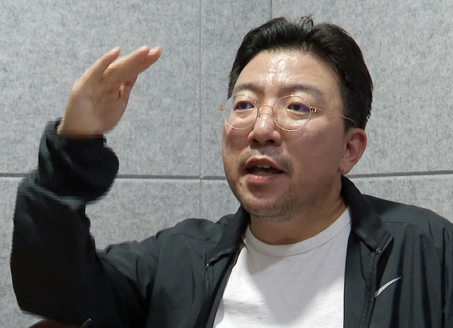 김익래 다우키움그룹 회장이 4일 오후 서울 여의도 키움증권 본사에서 최근 발생한 외국계 증권사 소시에테제네랄(SG)증권발 주가 폭락 사태와 관련해 기자회견하고 있다. 연합뉴스