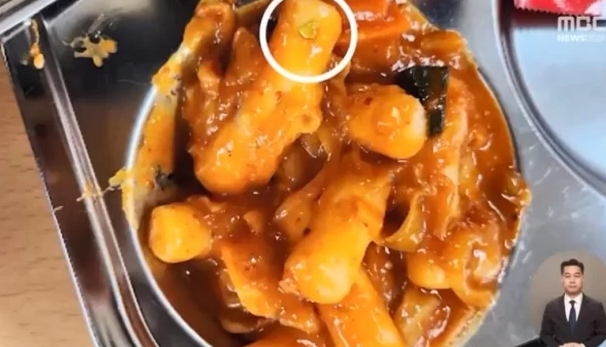 한 중학교에서 같은 반 아이들이 급식에 변비약을 타 집단 복통을 일으킨 중학생들이 논란이 되고 있다. MBC