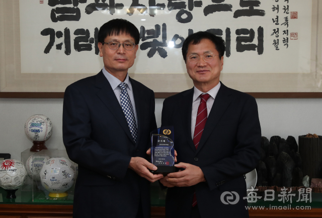 9일 오전 대구 중구 매일신문사에서 정창룡 매일신문 사장이 박경우 호식이두마리치킨 전무에게 감사패를 전달하고 있다. 안성완 기자 asw0727@imaeil.com