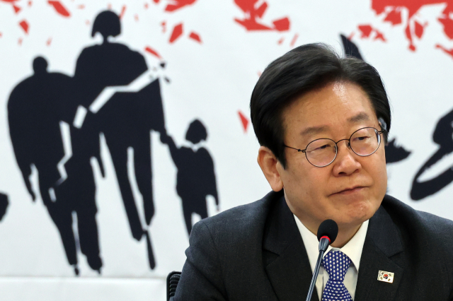 민주당 이재명 대표가 9일 국회에서 열린 윤석열 정부 1년 평가 연속토론회에 참석하고 있다. 연합뉴스