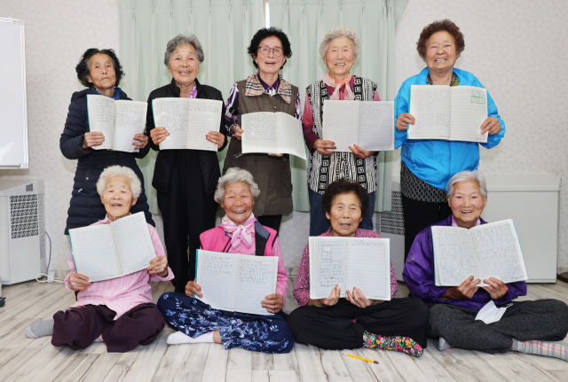 경북 칠곡군 할머니들이 칠곡할매글꼴을 이용한 우크라이나 평화를 기원하는 영문 글을 작성해 우크라이나에 전달했다. 칠곡군 제공