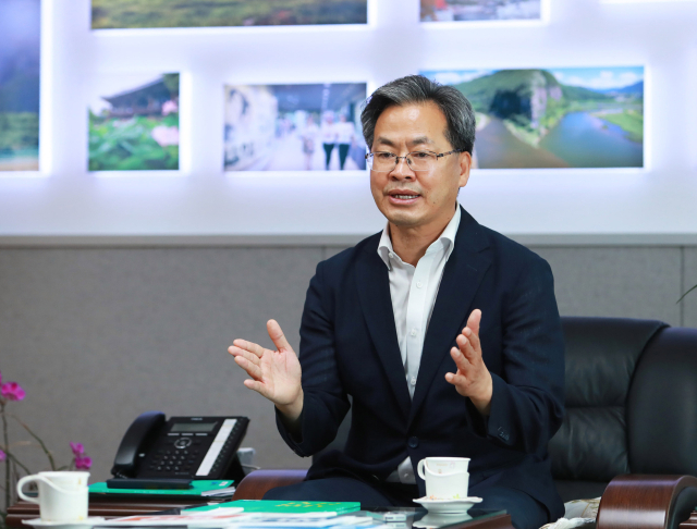 오도창 영양군수가 앞으로 영양군의 군정 방향에 대해 설명하고 있다. 오 군수는 