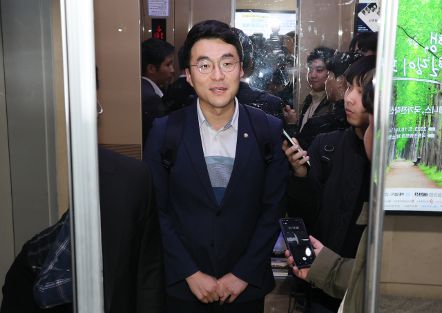 가상자산 보유 논란이 계속되고 있는 더불어민주당 김남국 의원이 9일 오후 국회 의원회관 의원실을 나서며 취재진 질문에 답하고 있다. 연합뉴스