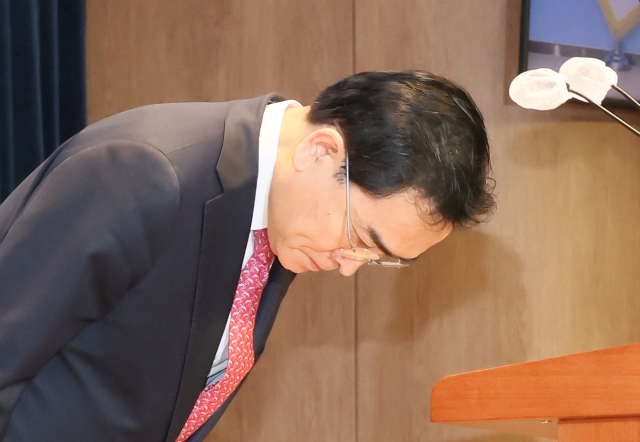 국민의힘 태영호 최고위원이 10일 오전 국회 소통관에서 기자회견을 열고 최고위원직 자진 사퇴 의사를 밝히며 머리 숙여 사과하고 있다. 연합뉴스