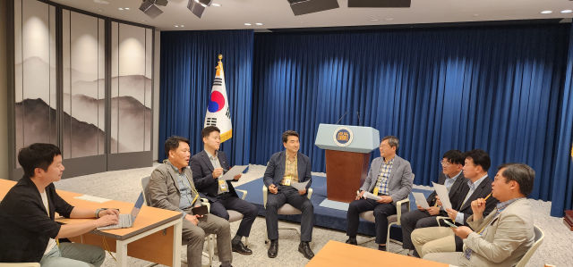 한국지방신문협회 소속 대통령실 출입기자단이 윤석열 대통령 취임 1주년인 10일 대통령실 브리핑룸에서 
