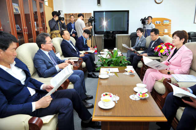 강은희 대구시교육감이 군위군청을 방문, 김진열 군위군수와 교육 현안을 협의하고 있다. 군위군 제공