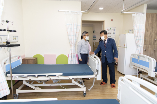 10일 울릉군 보건의료원이 코로나19로 폐쇄 됐던 입원실을 개방해 운영하고 있는 것을 군 관계자들이 둘러보고 있다. 울릉군 제공.