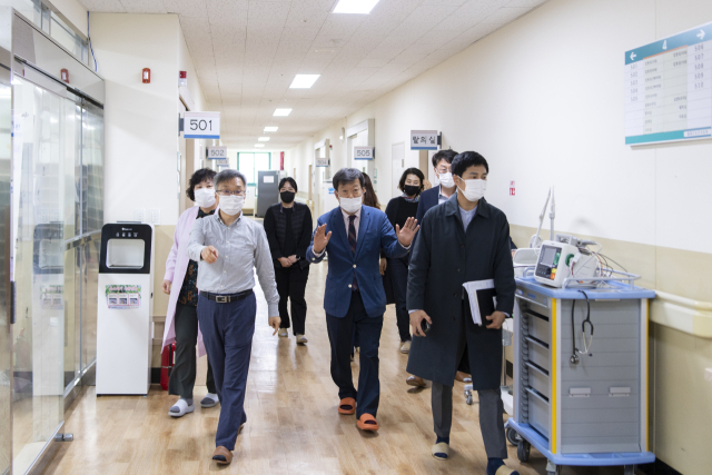 10일 울릉군 보건의료원이 코로나19로 폐쇄 됐던 입원실을 개방해 운영하고 있는 것을 군 관계자들이 둘러보고 있다. 울릉군 제공.