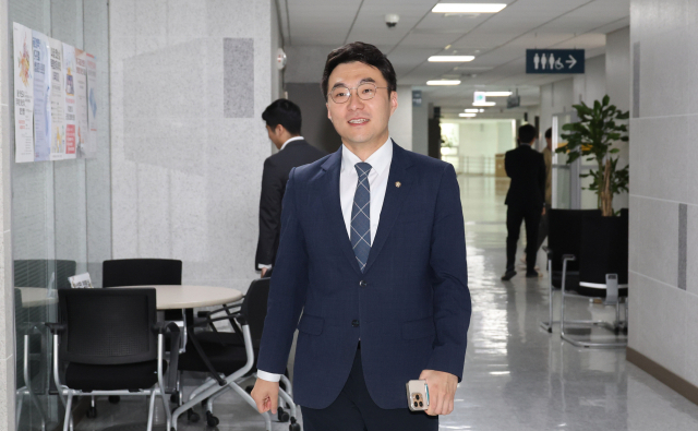가상자산 보유 논란이 계속되고 있는 더불어민주당 김남국 의원이 9일 서울 여의도 국회 의원회관 의원실로 들어가고 있다. 연합뉴스