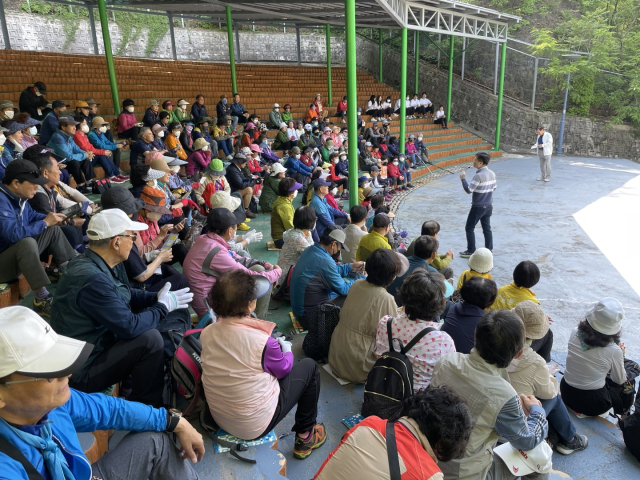 시지노인전문병원 트래킹 행사. 시지노인전문병원 제공