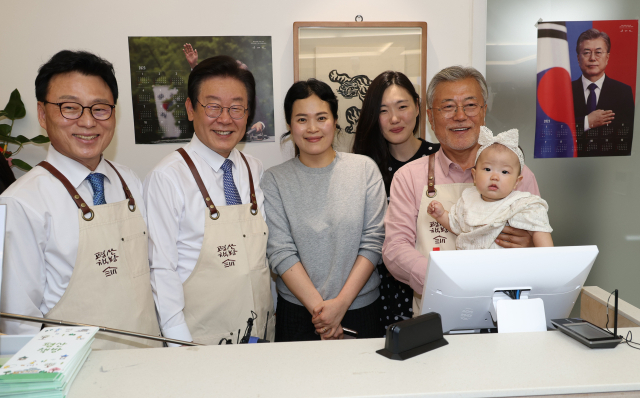 문재인 전 대통령과 더불어민주당 이재명 대표, 박광온 원내대표가 10일 오후 최근 경남 양산시 하북면 평산책방에서 서점 고객과 기념 촬영하고 있다. 연합뉴스
