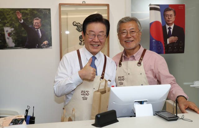 더불어민주당 이재명 대표가 10일 오후 경남 양산시 하북면 평산책방에서 책을 구매한 후 문재인 전 대통령과 기념 촬영하고 있다. 연합뉴스