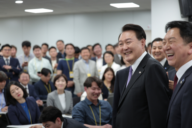 윤석열 대통령이 취임 1주년을 맞은 10일 서울 용산 대통령실 청사 내 기자실을 여당 지도부와 함께 방문하고 있다. 연합뉴스