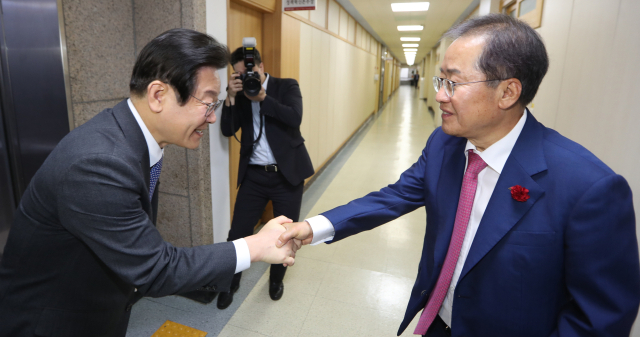 더불어민주당 이재명 대표가 지난 5월 10일 오후 대구시청 산격청사를 찾아 홍준표 대구시장과 면담 후 악수하고 있다. 연합뉴스