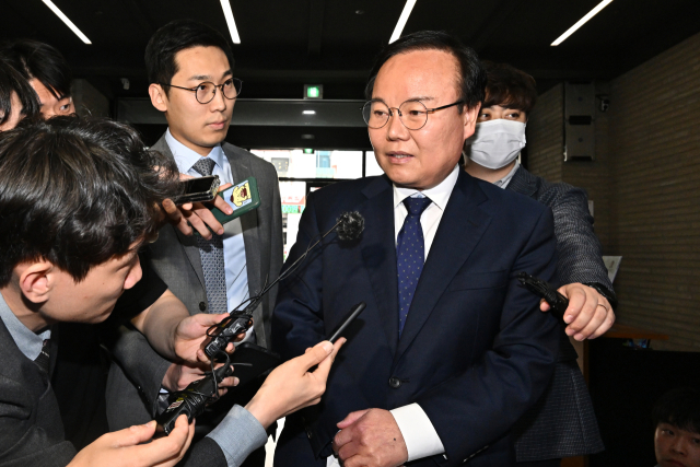 각종 설화와 논란을 일으킨 국민의힘 김재원 최고위원이 8일 오후 서울 여의도 국민의힘 당사에서 열린 중앙윤리위원회 참석에 앞서 입장을 밝히고 있다. 윤리위는 이날 3차 회의를 열고 김재원·태영호 최고위원의 소명을 들은 후 최종 징계 수위를 정한다. 김 최고위원은