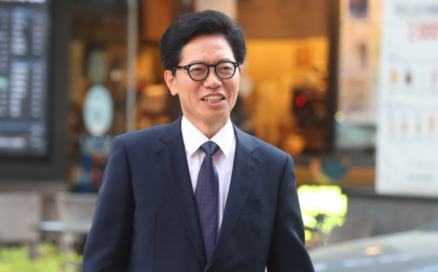 국민의힘 황정근 윤리위원장이 10일 여의도 당사에서 열린 윤리위 전체회의에 참석하고 있다. 윤리위는 이날 김재원 최고위원과 태영호 의원의 징계 수위를 결정한다. 연합뉴스