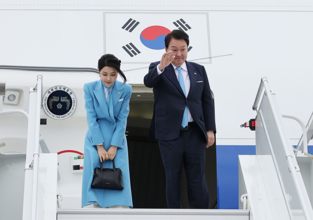 미국 국빈 방문 일정을 마친 지난 4월 29일(현지시간) 보스턴 로건 국제공항에서 귀국길에 오르며 환송객들에게 손을 들어 인사하고 있는 윤석열 대통령과 고개를 숙여 인사하고 있는 김건희 여사. 연합뉴스