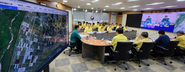 김인중 농림축산식품부 차관이 11일 구제역 발생과 관련해 농림축산식품부, 행정안전부, 농림축산검역본부 등이 참여한 긴급 방역회의를 주재하고 있다. 연합뉴스