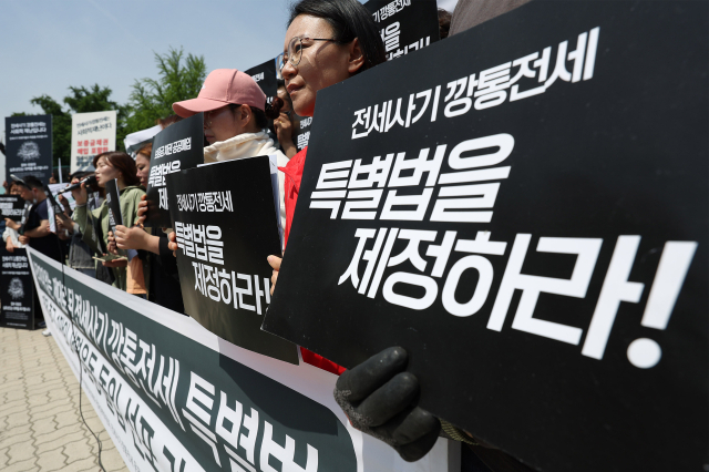 대전 전세사기 사건의 피해자 중 한 명이 극단적 선택을 한 사실이 뒤늦게 알려졌다. 8일 오전 서울 여의도 국회 앞에서 열린 제대로 된 전세사기·깡통전세 특별법 제정 촉구 1만인 서명운동 돌입 선포 기자회견에서 피해자 등 참가자들이 손팻말을 들고 있다. 연합뉴스
