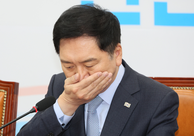 국민의힘 김기현 대표가 11일 오전 국회에서 열린 최고위원회의에서 발언하던 중 잠시 목을 가다듬고 있다. 연합뉴스