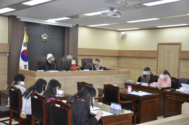 올해 초 대구청소년비행예방센터에서 진행한 모의법정. 학생들은 판사와 검사, 증인과 피고인 등의 역할을 나눠서 맡아 정해진 시나리오에 따라 수업을 진행한다. 또, 학부모들은 배심원으로 참석해 자녀들의 재판 과정을 지켜보게 된다. 대구청소년비행예방센터 제공.