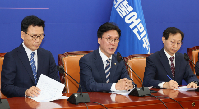 김민석 더불어민주당 정책위의장이 11일 서울 여의도 국회에서 열린 정책조정회의에서 발언하고 있다. 연합뉴스