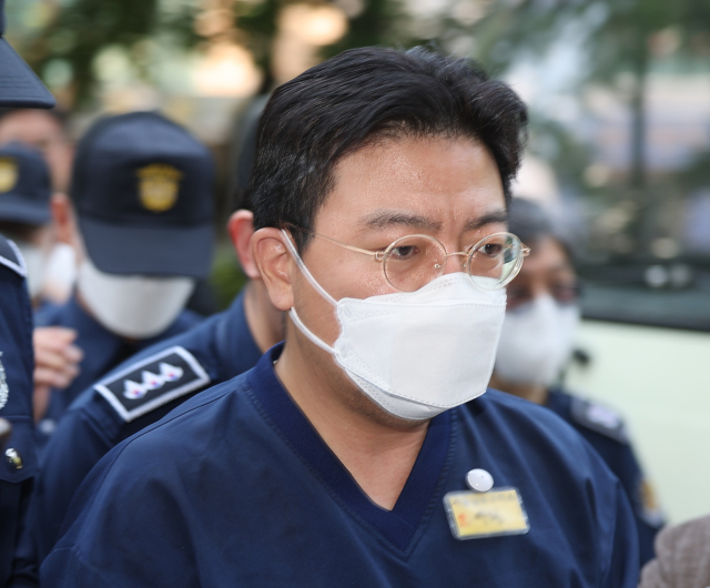 SG(소시에테제네랄)증권발 폭락 사태와 관련해 주가조작을 주도한 의혹을 받는 투자컨설팅업체 H사 라덕연 대표가 11일 오전 서울남부지방법원에서 열린 구속 전 피의자 심문(영장심사)에 출석하고 있다. 연합뉴스