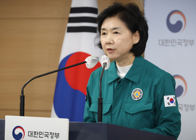 지영미 중앙방역대책본부장이 11일 정부서울청사에서 열린 코로나19 중앙재난안전대책본부 정례브리핑에서 코로나19 위기 단계 설명을 하고 있다. 연합뉴스