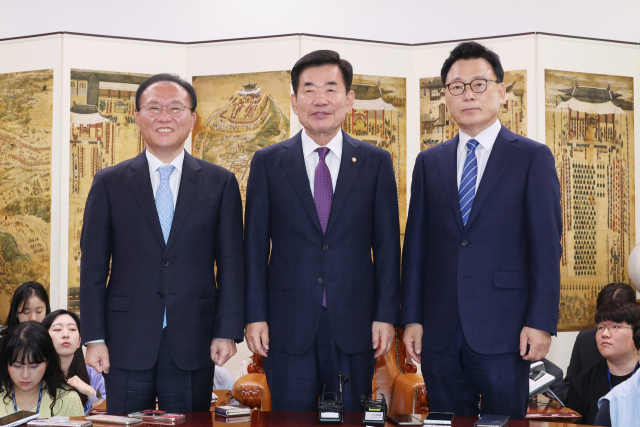 김진표 국회의장이 11일 오전 국회에서 열린 의장 주재 여야 원내대표 회동에서 국민의힘 윤재옥 원내대표(왼쪽), 더불어민주당 박광온 원내대표(오른쪽)와 기념촬영하고 있다. 연합뉴스
