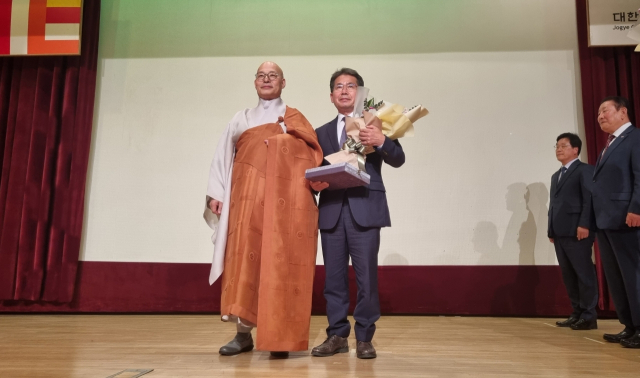 김진열(오른쪽) 경북 군위군수가 조계종 총무원장 진우 스님으로부터 감사패를 수상하고, 기념 사진을 촬영하고 있다. 군위군 제공