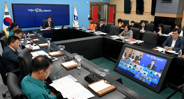 정부는 11일 오전 윤석열 대통령 주재로 열린 코로나19 중앙재난안전대책본부(이하 중대본) 회의를 통해 내달부터 코로나19 위기단계를