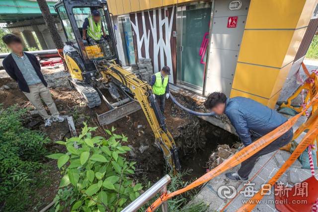 11일 오전 대구 북구 팔달동의 한 공중화장실 앞에서 전날 발생한 대형 싱크홀을 북구청 하수시설팀 관계자들이 긴급복구를 하고 있다. 안성완 기자 asw0727@imaeil.com