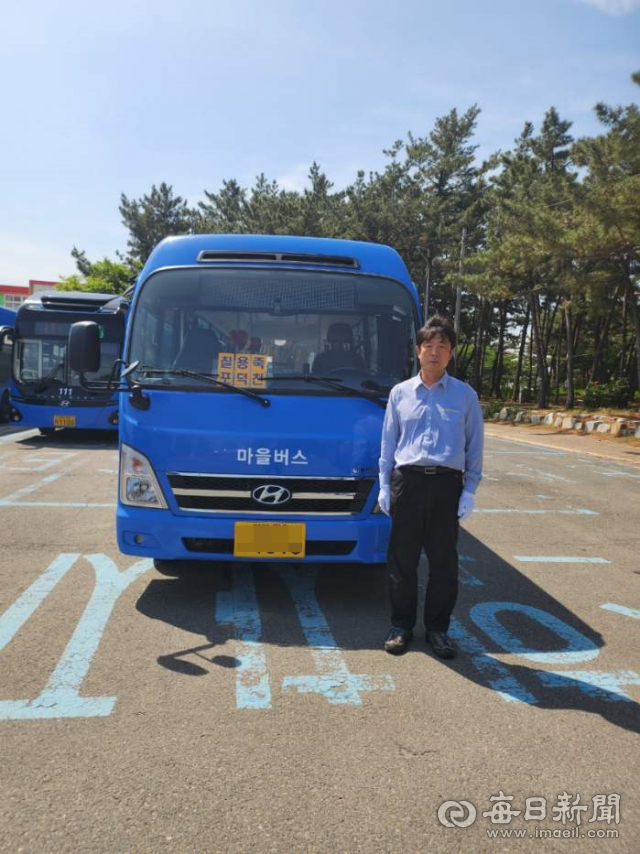 전직 경찰시절 몸에 밴 심폐소생술로 지나가던 행인을 살린 포항 마을버스 운전기사 손재활 씨가 운행을 마치고 차고지에서 대기하고 있다. 포항시 제공