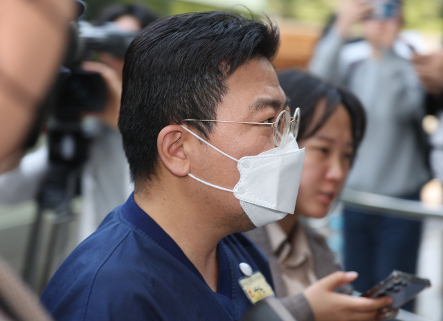 SG(소시에테제네랄)증권발 폭락 사태와 관련해 주가조작을 주도한 의혹을 받는 투자컨설팅업체 H사 라덕연 대표가 11일 오전 서울남부지방법원에서 열린 구속 전 피의자 심문(영장심사)에 출석하고 있다. 연합뉴스