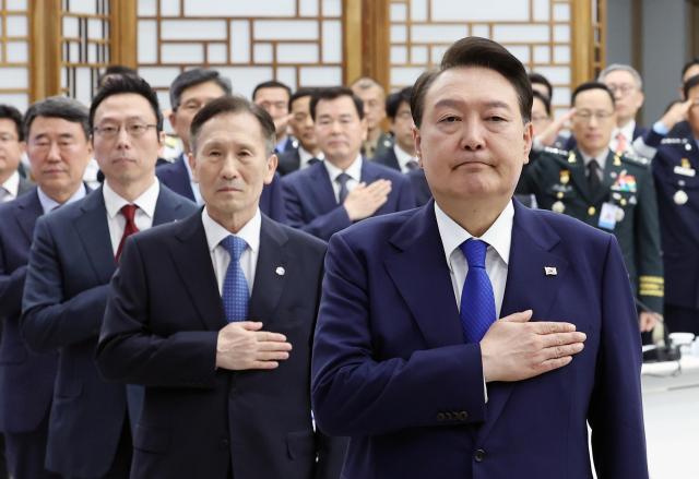 윤석열 대통령이 11일 서울 용산 대통령실 청사에서 열린 대통령 직속 국방혁신위원회 출범식에서 국기에 경례하고 있다. 연합뉴스