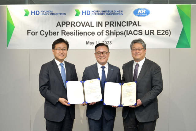 HD한국조선해양과 HD현대중공업은 11일 HD현대 글로벌R＆D센터에서 한국선급(KR)으로부터 선박 사이버 보안 기술에 대한 기본인증을 획득했다. 왼쪽부터 HD한국조선해양 디지털연구랩부문장 권병훈 전무, 한국선급 김대헌 연구본부장, HD현대중공업 기본설계부문장 정재준 상무. 제공 HD현대