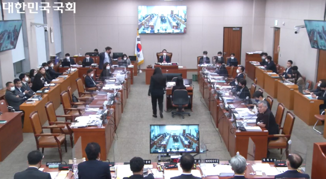 가상화폐 보유로 논란이 일고 있는 김남국 더불어민주당 의원이 지난해 국회에서 핼러윈 참사 관련 논의가 이뤄질 때 자리를 비운 모습이 포착됐는데, 이때 코인 거래가 이뤄졌다는 의혹이 제기됐다. 사진은 지난해 11월 7일 오후 6시 52분쯤 촬영된 영상 캡처본. 김 의원은 오후 6시 48분쯤 코인 거래를 한 것으로 추정된다. 국회방송 캡처