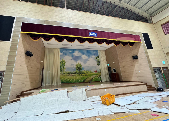 12일 낮 전남 여수시 문수동 한 초등학교 체육관 천장이 무너졌다. 사진은 나뒹구는 파편. 연합뉴스