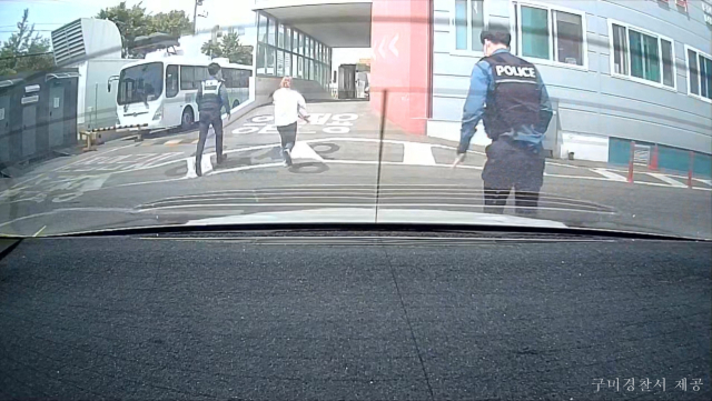 경북 구미경찰서는 지난 10일 오후 1시쯤 고열로 의식이 흐릿한 2세 아이를 긴급 이송해 소중한 생명을 구했다. 구미경찰서 제공