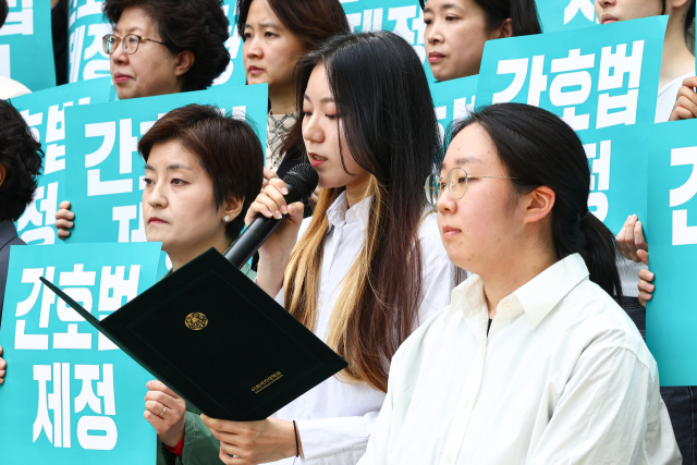 이화여자대학교 간호대학 조민서 학생이 10일 오후 서울 서대문구 이화여대 정문 광장에서 열린 간호법 공포 촉구 기자회견에서 성명서를 낭독하고 있다. 연합뉴스