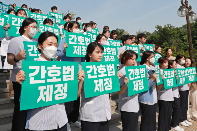 삼육대 간호대학 학부생과 대학원생, 교수 등 100여명이 11일 서울 노원구 교내 제3과학관에 모여 최근 대통령실로 이송된 간호법의 공포를 촉구하는 결의대회를 하고 있다. 연합뉴스