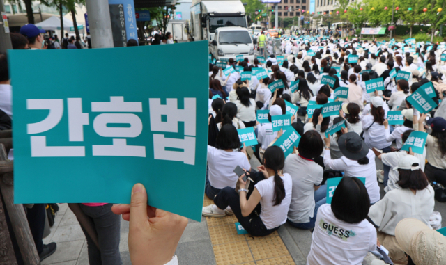 국제 간호사의 날인 12일 오후 간호사들이 서울 종로구 광화문 일대에서 열린 