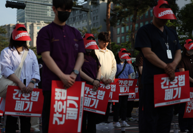 간호법 시행에 반대하는 의사와 간호조무사 등이 2차 부분 파업에 나선 11일 오후 서울 여의도 국회 인근에서 열린 간호법·면허박탈법 폐기 전국 2차 연가투쟁