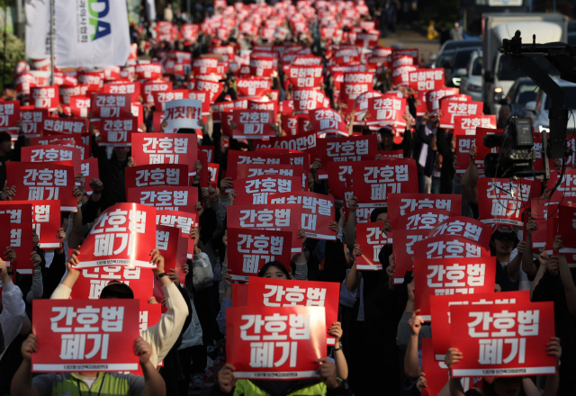 간호법 시행에 반대하는 의사와 간호조무사 등이 2차 부분 파업에 나선 11일 오후 서울 여의도 국회 인근에서 열린 간호법·면허박탈법 폐기 전국 2차 연가투쟁